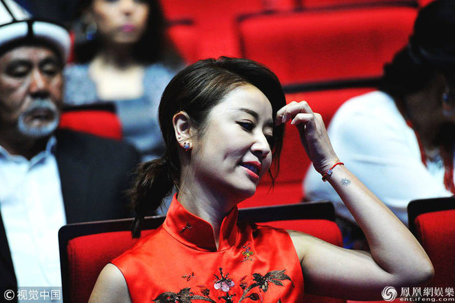 Lâm Tâm Như bị bắt trọn khoảnh khắc khó quên tại sự kiện Liên hoan phim - Ảnh 2.