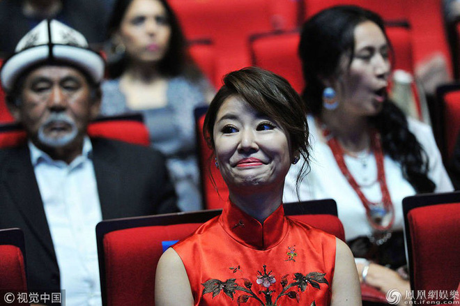 Lâm Tâm Như bị bắt trọn khoảnh khắc khó quên tại sự kiện Liên hoan phim - Ảnh 3.