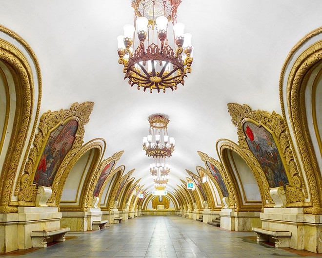Chùm ảnh: Ngắm nhìn vẻ đẹp nguy nga như cung điện dưới lòng đất của các ga tàu điện ngầm ở Nga - Ảnh 10.
