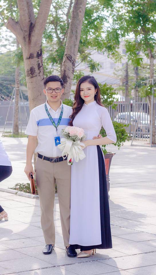 Nữ sinh viên bất ngờ được thầy giáo quỳ gối cầu hôn trong lễ trao bằng tốt nghiệp - Ảnh 8.