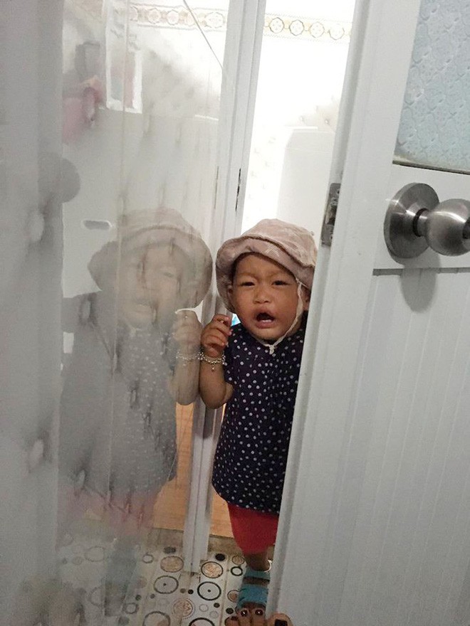 Bức ảnh con gái mè nheo đòi chui vào nhà vệ sinh cùng mẹ tưởng hài hước, nhưng câu chuyện phía sau khiến nhiều người rơi lệ - Ảnh 2.