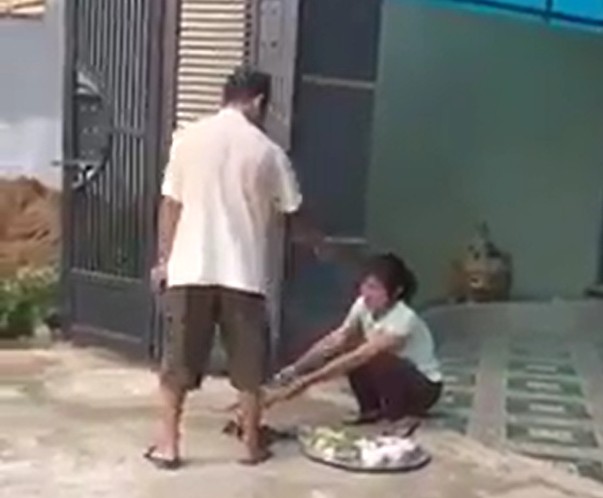 Bố chồng, con dâu lôi nhau ra giữa đường chửi bới vì 900 triệu tiền xây nhà - Ảnh 1. Bố chồng, con dâu lôi nhau ra giữa đường chửi bới vì 900 triệu tiền xây nhà 1