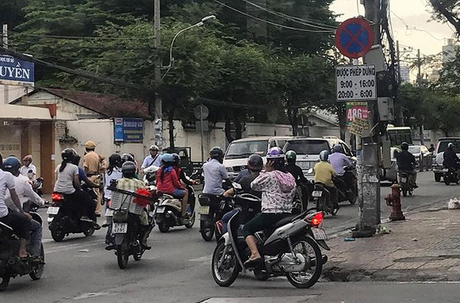 Vụ nổ tại trụ sở công an phường 12: Hai tiếng nổ lớn phát ra, chiếc xe máy vỡ vụn - Ảnh 2.