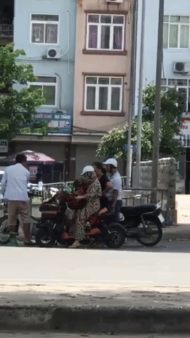 Dừng bên đường mua hoa quả, người phụ nữ không ngờ lại đẩy bản thân vào tình cảnh trớ trêu - Ảnh 1. Dừng bên đường mua hoa quả, người phụ nữ không ngờ lại đẩy bản thân vào tình cảnh trớ trêu 1