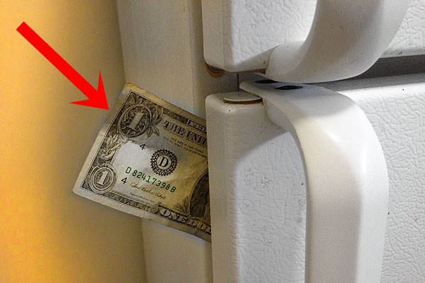 Chỉ cần nhét một tờ giấy vào khe cửa tủ lạnh, bạn có thể tiết kiệm tiền điện đáng kể cho nhà mình ngay tháng này - Ảnh 1.