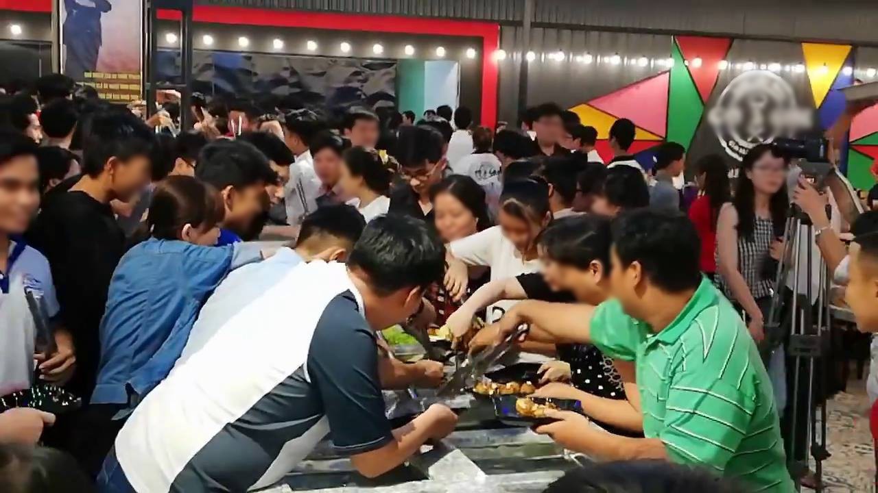 Clip: Hàng trăm người chen lấn xô đẩy tranh giành ăn buffet miễn phí gây náo loạn ở nhà hàng Cần Thơ - Ảnh 3.