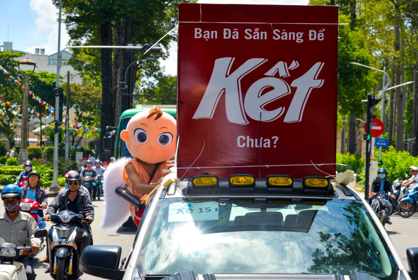 Người Sài Gòn thích thú với dàn thần tình yêu đi “xế siêu ngầu” vòng quanh thành phố - Ảnh 2.