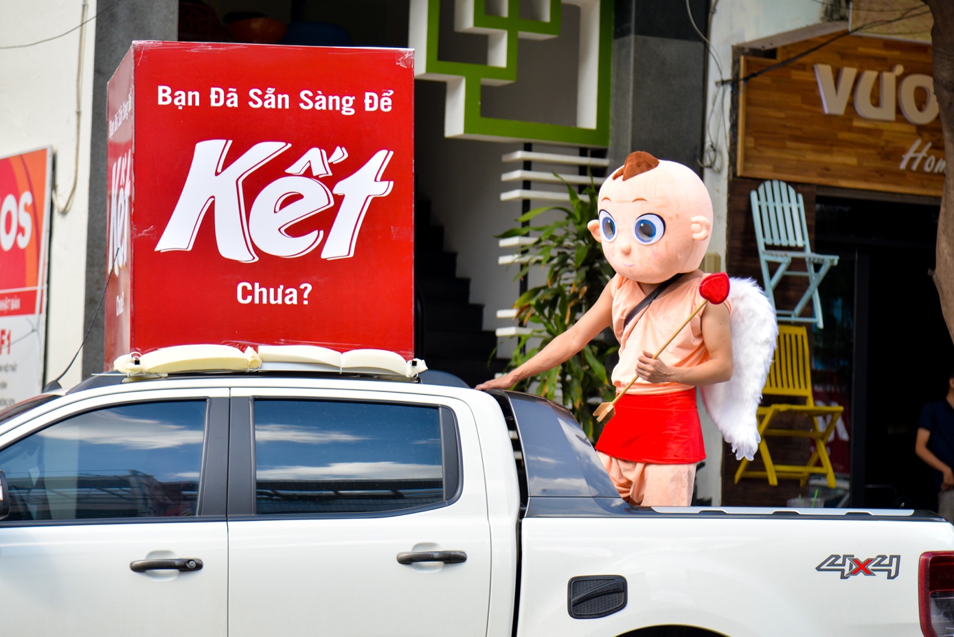 Người Sài Gòn thích thú với dàn thần tình yêu đi “xế siêu ngầu” vòng quanh thành phố - Ảnh 4.