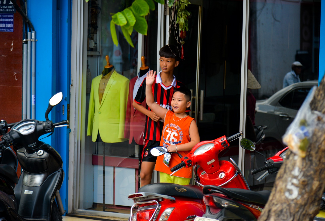 Người Sài Gòn thích thú với dàn thần tình yêu đi “xế siêu ngầu” vòng quanh thành phố - Ảnh 8.