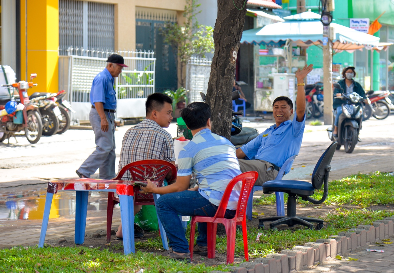 Người Sài Gòn thích thú với dàn thần tình yêu đi “xế siêu ngầu” vòng quanh thành phố - Ảnh 10.