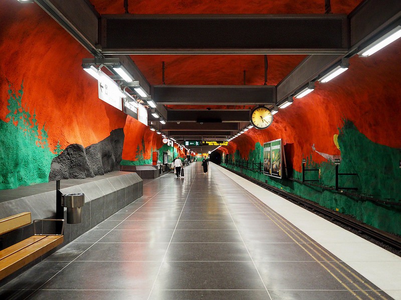Bên trong những ga tàu điện ngầm đẹp hơn cả triển lãm nghệ thuật tại Thụy Điển - Ảnh 2.