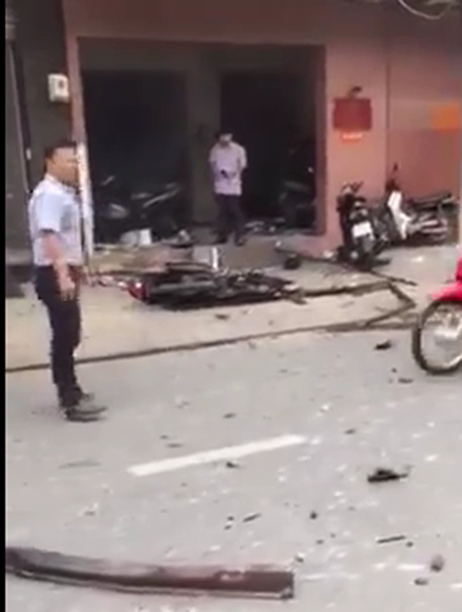 Hình ảnh 2 kẻ che kín mặt, ngồi trên xe máy nghi ném vật nổ vào trụ sở công an - Ảnh 1. Hình ảnh 2 kẻ che kín mặt, ngồi trên xe máy nghi ném vật nổ vào trụ sở công an 1