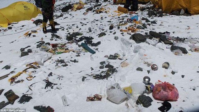 Những hình ảnh gây shock: Đỉnh Everest danh giá giờ đã trở thành bãi rác cao nhất thế giới - Ảnh 2.