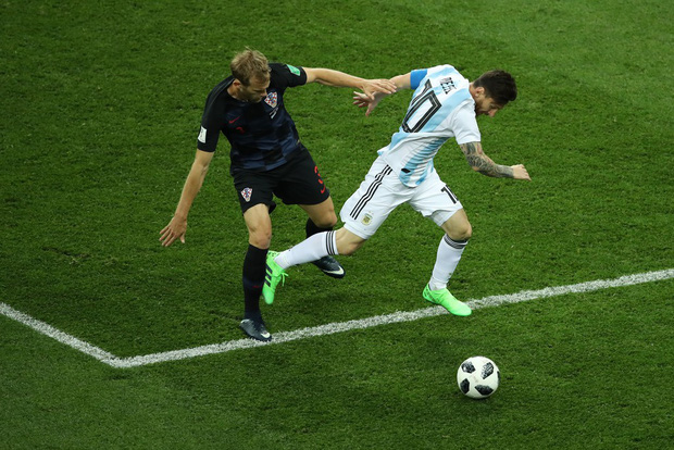 Có một Messi bất lực, đáng thương trong ngày thảm bại của Argentina - Ảnh 4.