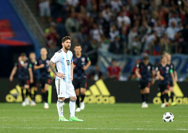 Có một Messi bất lực, đáng thương trong ngày thảm bại của Argentina - Ảnh 10.