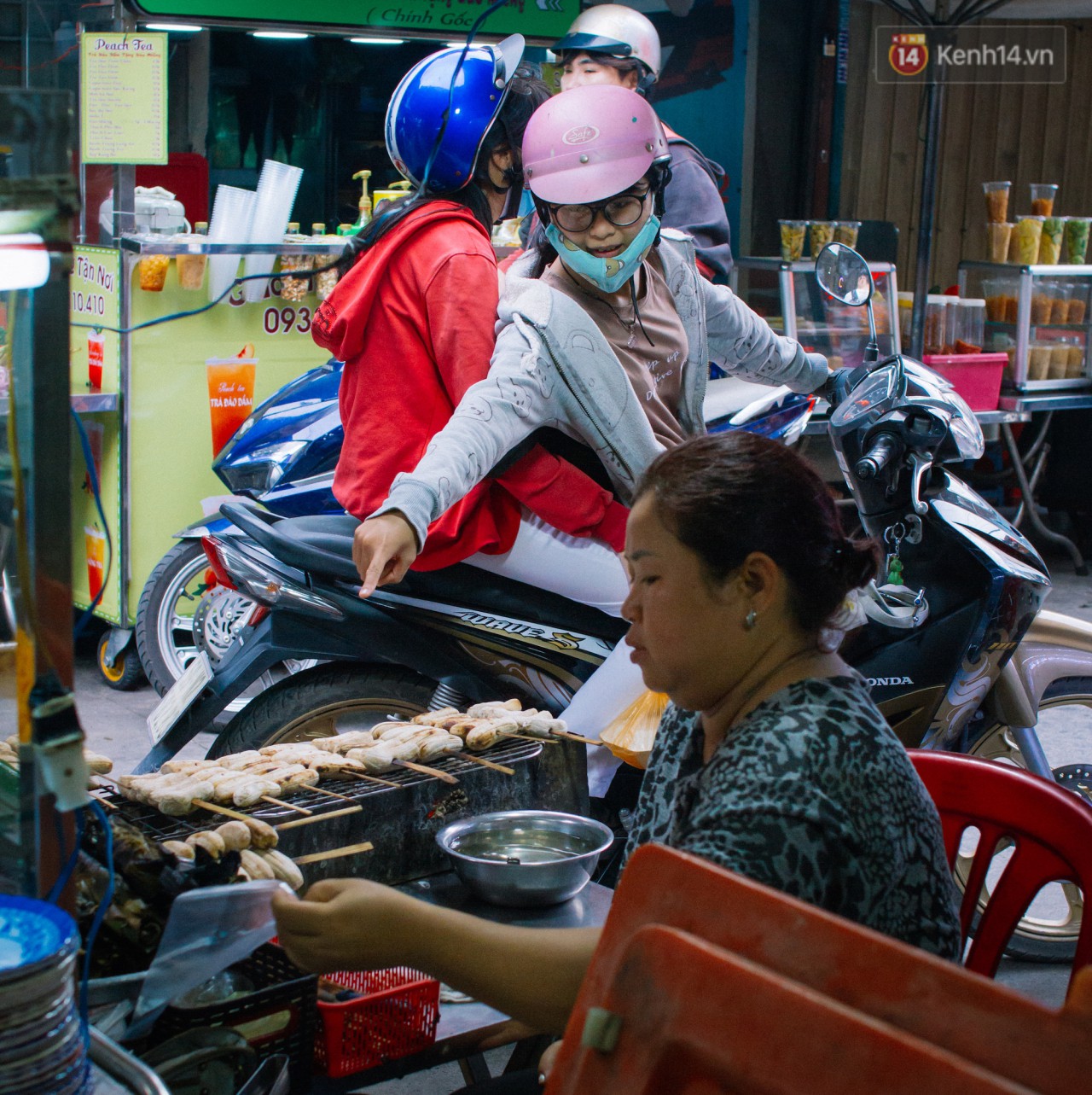 Chùm ảnh: Ở Sài Gòn, có một khu chợ mang tên Campuchia nằm trong hẻm nhỏ nhưng hội tụ đủ hàng ăn thức uống các vùng miền - Ảnh 9.
