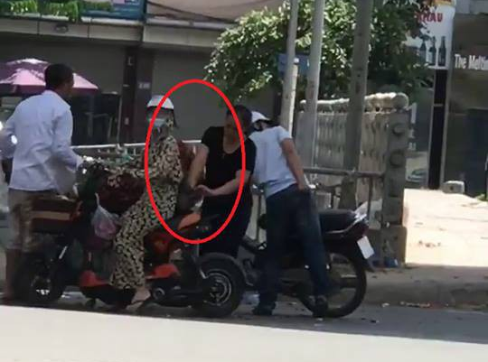 Nữ quái áo đen móc ví khách mua hoa quả ở Hà Nội đã được công an phường bàn giao cho Đội Cảnh sát hình sự - Ảnh 2.