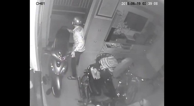Clip: Quên khóa cửa sau khi xem World Cup, nhà đại gia Sài Gòn bị trộm đột nhập dắt 3 xe máy và dàn loa trị giá gần 300 triệu 1 Clip: Quên khóa cửa sau khi xem World Cup, nhà đại gia Sài Gòn bị trộm đột nhập dắt 3 xe máy và dàn loa trị giá gần 300 triệu 1