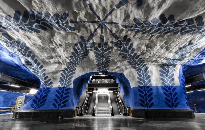 Bên trong những ga tàu điện ngầm đẹp hơn cả triển lãm nghệ thuật tại Thụy Điển - Ảnh 4.