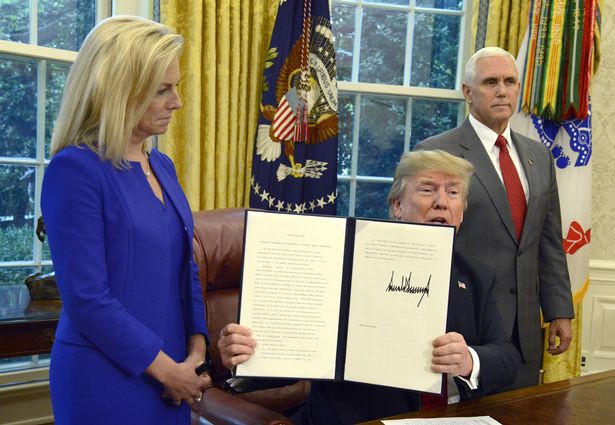 Câu chuyện ít biết đằng sau bức ảnh đầy ám ảnh khiến Tổng thống Trump ký sắc lệnh chưa từng có về nhập cư - Ảnh 8.