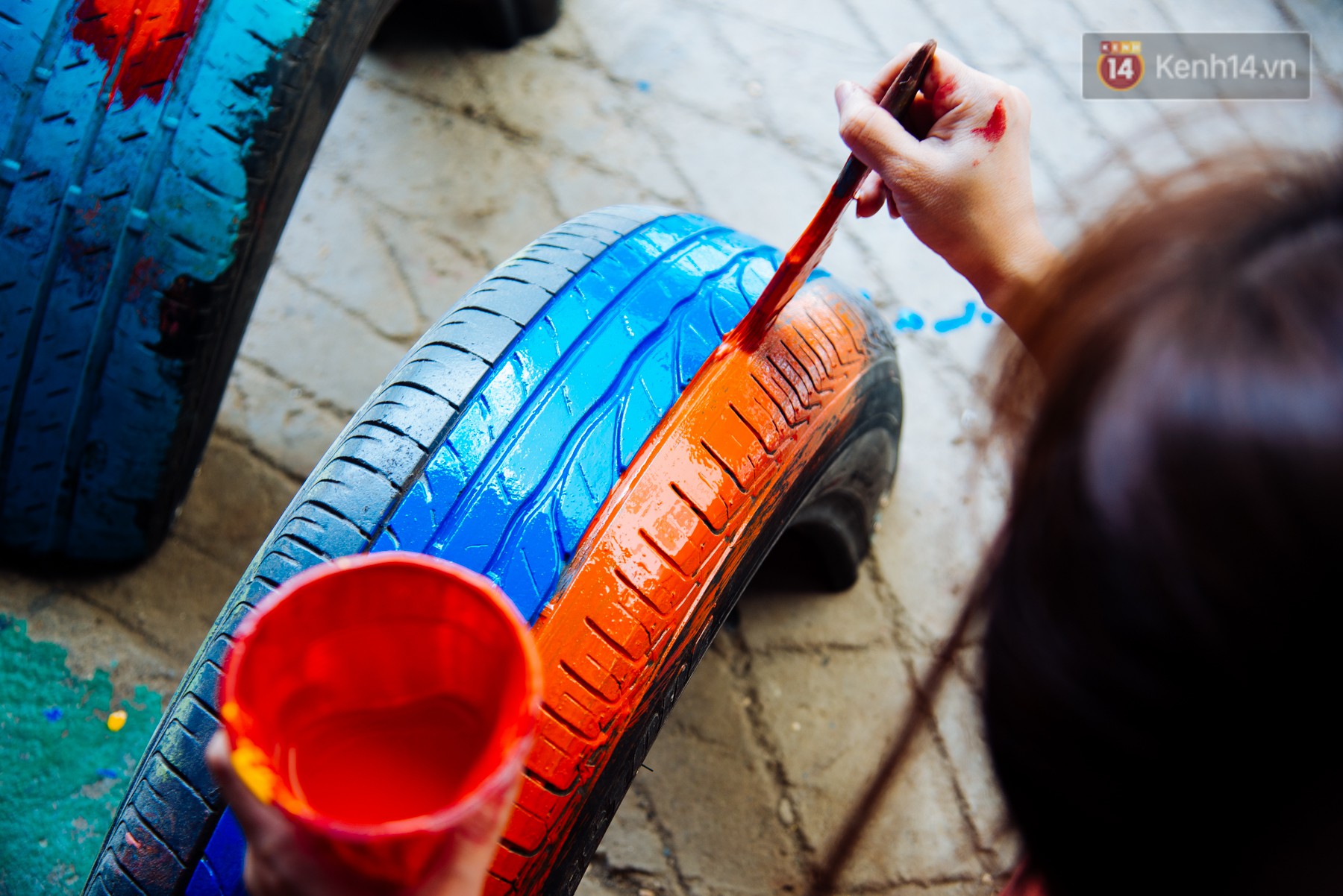 Nhận về những vỏ lốp ô tô hư hỏng và đây là cách mà nhóm bạn trẻ tạo nên một sân chơi cho các em nhỏ ở Bình Phước - Ảnh 7.