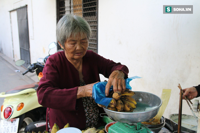 Cụ già bán chuối chiên nuôi chồng bại liệt ở Sài Gòn: Có ít tiền thì sống theo cách của người ít tiền - Ảnh 8.