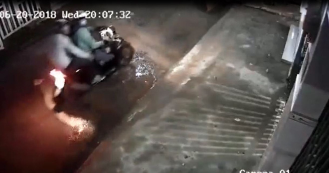 Nhóm thanh niên mặc áo Grabbike đột nhập dãy nhà trọ trộm xe Exciter - Ảnh 2. Nhóm thanh niên mặc áo Grabbike đột nhập dãy nhà trọ trộm xe Exciter 1