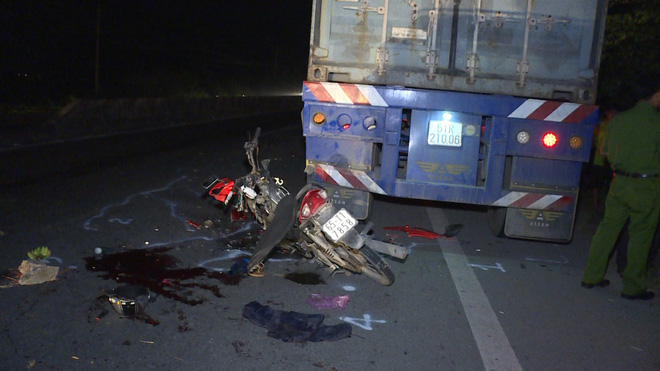 Nam thanh niên chạy xe máy tông vào đuôi container tử vong tại chỗ - Ảnh 1.