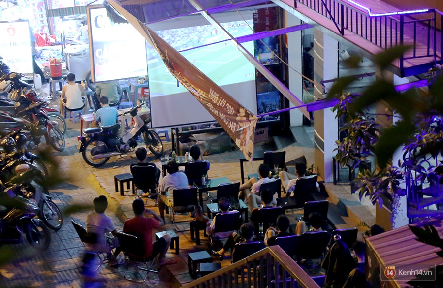 Dân nhậu ở Sài Gòn thức trắng đêm xem World Cup 2018 trên phố nhậu Phạm Văn Đồng - Ảnh 18.