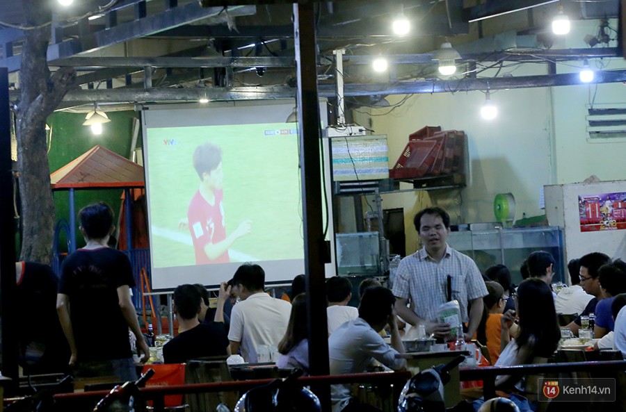 Dân nhậu ở Sài Gòn thức trắng đêm xem World Cup 2018 trên phố nhậu Phạm Văn Đồng - Ảnh 11.