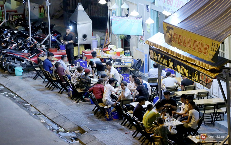 Dân nhậu ở Sài Gòn thức trắng đêm xem World Cup 2018 trên phố nhậu Phạm Văn Đồng - Ảnh 2.