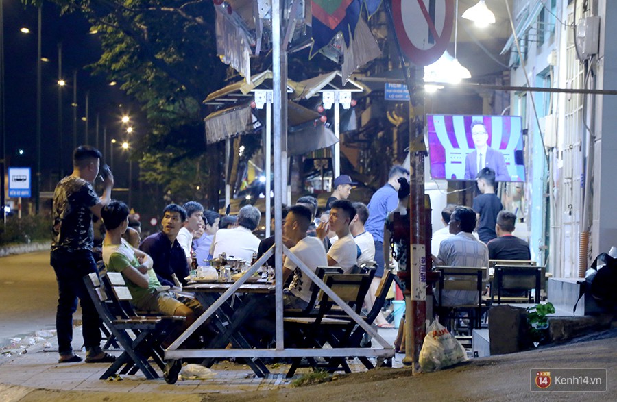Dân nhậu ở Sài Gòn thức trắng đêm xem World Cup 2018 trên phố nhậu Phạm Văn Đồng - Ảnh 12.