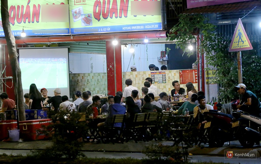 Dân nhậu ở Sài Gòn thức trắng đêm xem World Cup 2018 trên phố nhậu Phạm Văn Đồng - Ảnh 15.