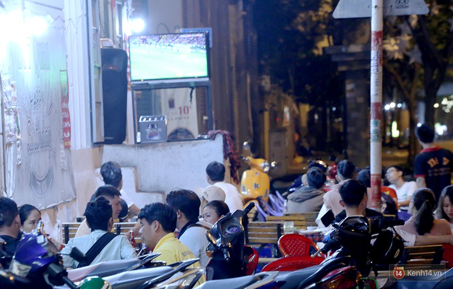 Dân nhậu ở Sài Gòn thức trắng đêm xem World Cup 2018 trên phố nhậu Phạm Văn Đồng - Ảnh 14.
