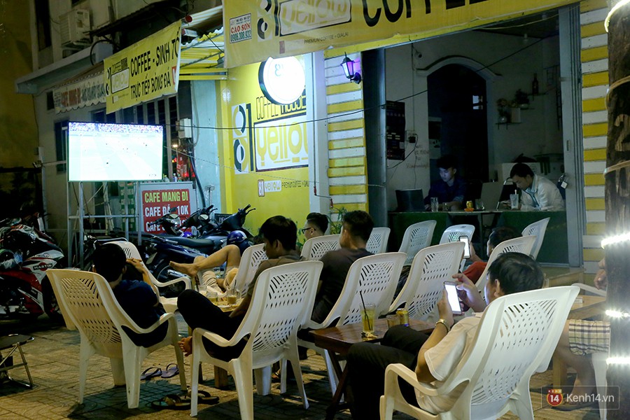 Dân nhậu ở Sài Gòn thức trắng đêm xem World Cup 2018 trên phố nhậu Phạm Văn Đồng - Ảnh 19.