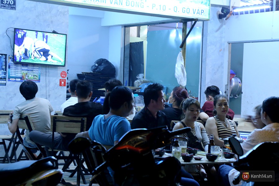 Dân nhậu ở Sài Gòn thức trắng đêm xem World Cup 2018 trên phố nhậu Phạm Văn Đồng - Ảnh 17.