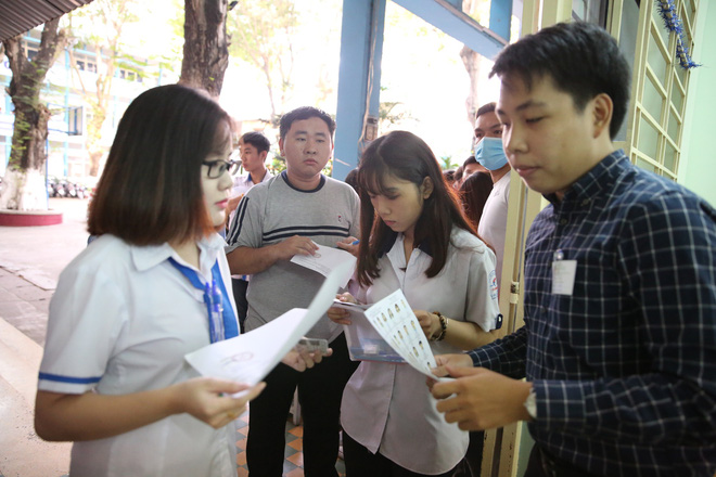 Nữ sinh bị teo chân ở Sài Gòn hi vọng 8 điểm môn Văn, thí sinh CSCĐ được chép bài hộ - Ảnh 11.