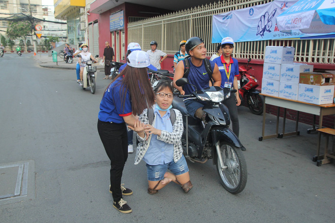Nữ sinh bị teo chân ở Sài Gòn hi vọng 8 điểm môn Văn, thí sinh CSCĐ được chép bài hộ - Ảnh 4. Nữ sinh bị teo chân ở Sài Gòn hi vọng 8 điểm môn Văn, thí sinh CSCĐ được chép bài hộ 4