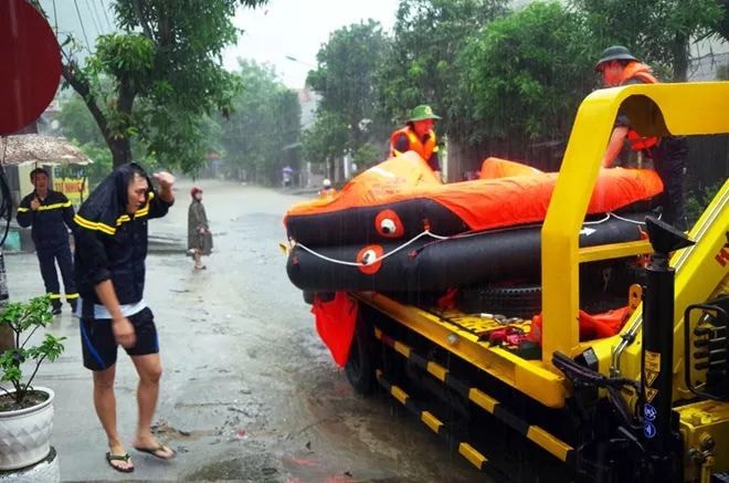 Hà Giang: Do mưa lũ lớn, lực lượng chức năng được huy động toàn lực để giúp thí sinh tới điểm thi THPT an toàn - Ảnh 6.