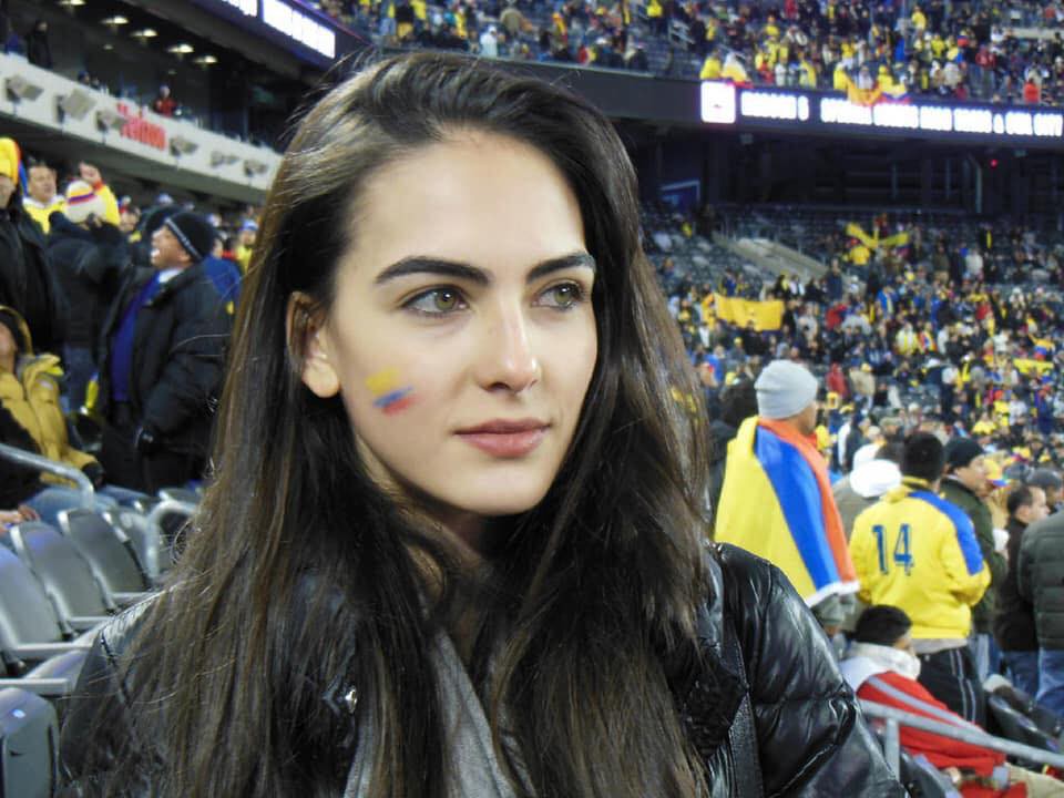 MXH tràn ngập hình ảnh của những nữ cổ động viên xinh đẹp trên khắp khán đài World Cup - Ảnh 1.