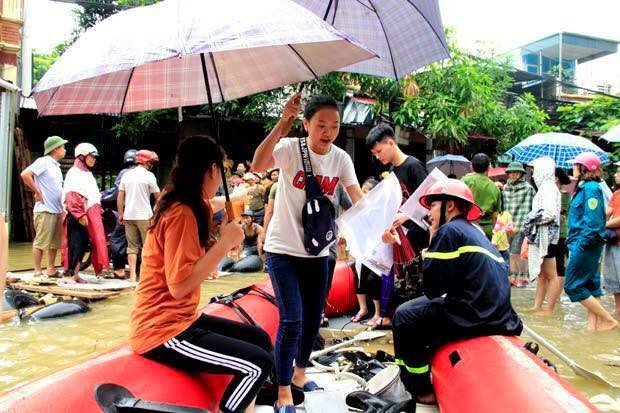 Chùm ảnh: Các sĩ tử vùng cao vượt mưa lũ đi thi THPT Quốc Gia 2018 - Ảnh 2.