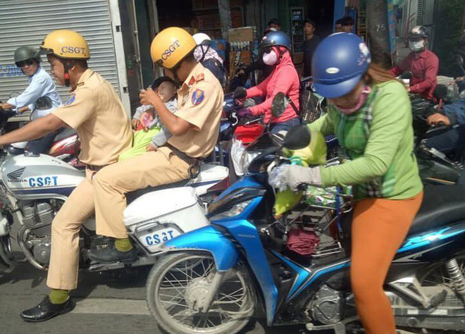 CSGT chở em bé đi cấp cứu, cho bú sữa bình ở Sài Gòn từng tham gia bắt cướp - Ảnh 3.