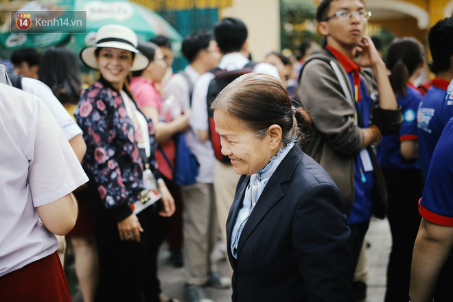 Có một cô giáo 67 tuổi mặc vest mang dép lê, 10 năm đứng chờ sĩ tử Sài Gòn: Không lập gia đình, cưng học sinh như con - Ảnh 6.