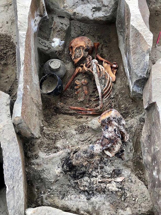 Phát hiện xác ướp người đẹp ngủ trong hồ 2.000 tuổi mặc váy lụa - Ảnh 1.