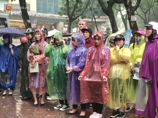 Kỳ thi THPT quốc gia khép lại trong cơn mưa lớn, phụ huynh Hà Nội vất vả chờ đón con - Ảnh 1.