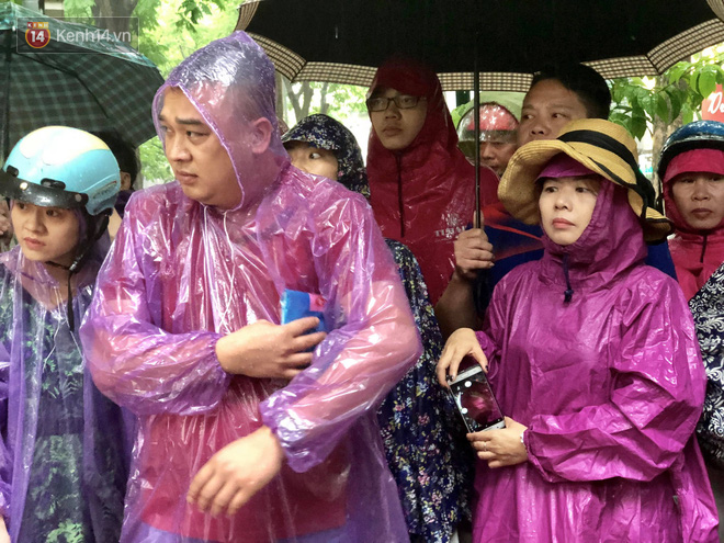 Kỳ thi THPT quốc gia khép lại trong cơn mưa lớn, phụ huynh Hà Nội vất vả chờ đón con - Ảnh 6.