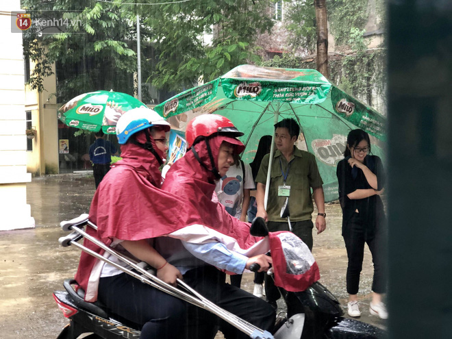 Kỳ thi THPT quốc gia khép lại trong cơn mưa lớn, phụ huynh Hà Nội vất vả chờ đón con - Ảnh 2.