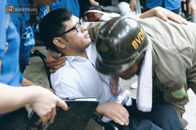 Chuyện người cha già bên chiếc xe lăn chờ con trai thi THPT Quốc Gia: Em nợ bố nhiều lắm - Ảnh 7.