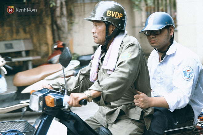 Chuyện người cha già bên chiếc xe lăn chờ con trai thi THPT Quốc Gia: Em nợ bố nhiều lắm - Ảnh 10.