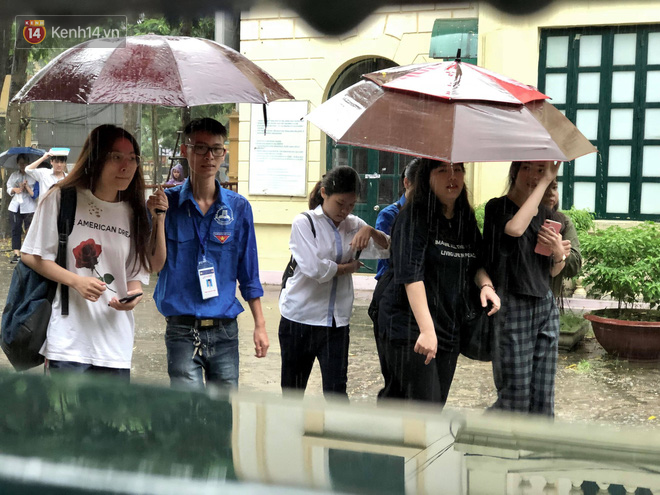 Những bóng áo xanh tình nguyện mùa thi THPT Quốc Gia 2018: Nắng mưa vẫn kề vai sát cánh cùng sĩ tử - Ảnh 7.